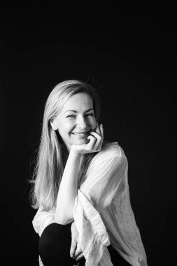 Siyah arka plan beyaz elbiseli güzel bir kadın portresi studio kapatın