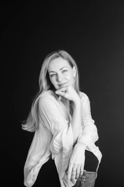 Siyah arka plan beyaz elbiseli güzel bir kadın portresi studio kapatın