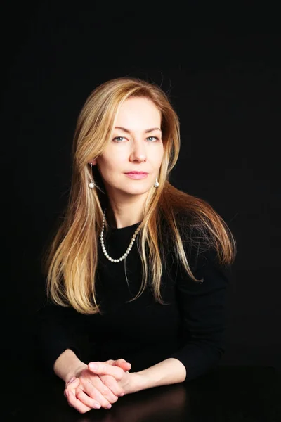 Siyah arka plan siyah elbiseli güzel bir kadın portresi studio kapatın