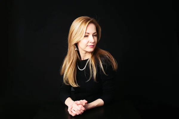 Siyah arka plan siyah elbiseli güzel bir kadın portresi studio kapatın