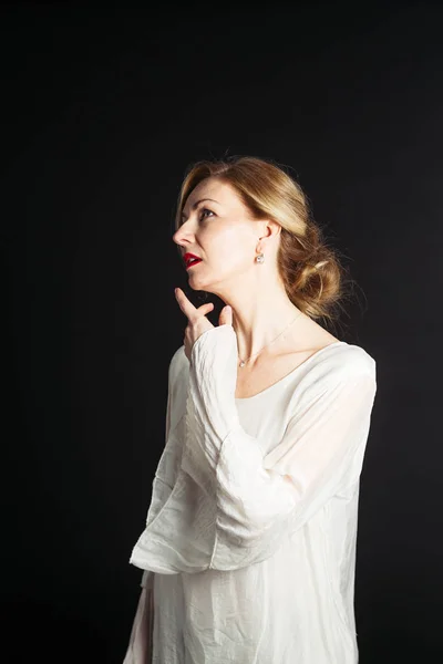 Close Van Studio Portret Van Mooie Vrouw Een Witte Jurk — Stockfoto