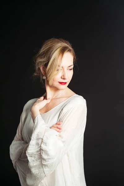 Gros Plan Portrait Studio Belle Femme Robe Blanche Sur Fond — Photo