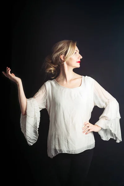 Stüdyo portre siyah arka plan beyaz elbiseli güzel kadının kapatın