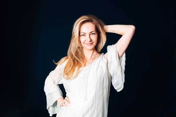 Siyah arka plan beyaz elbiseli güzel bir kadın portresi studio kapatın