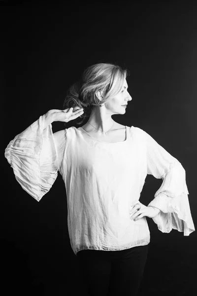 Κοντινό Στούντιο Πορτρέτο Του Όμορφη Γυναίκα Ένα Λευκό Φόρεμα Μαύρο — Φωτογραφία Αρχείου