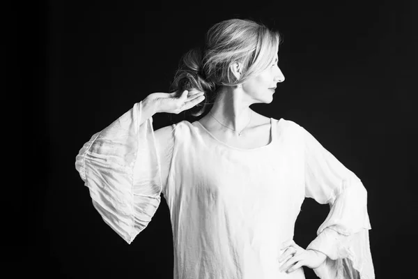 Крупный План Студийного Портрета Красивой Женщины Белом Платье Черном Фоне — стоковое фото