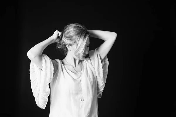Siyah Arka Plan Beyaz Elbiseli Güzel Bir Kadın Portresi Studio — Stok fotoğraf