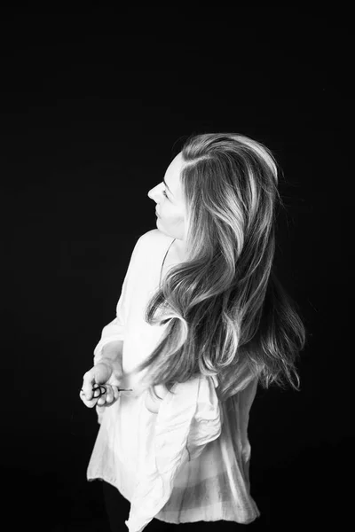 Siyah Arka Plan Beyaz Elbiseli Güzel Bir Kadın Portresi Studio — Stok fotoğraf