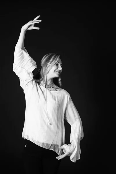 Primer Plano Retrato Estudio Una Hermosa Mujer Vestido Blanco Sobre —  Fotos de Stock