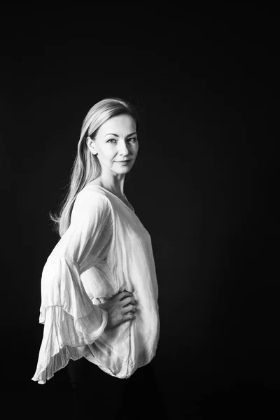 Κοντινό Στούντιο Πορτρέτου Του Μια Όμορφη Γυναίκα Στην Λευκή Φόρεμα — Φωτογραφία Αρχείου