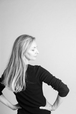 Güzel bir kadının yakın portresi.