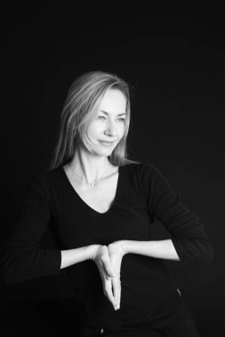 Güzel bir kadının yakın portresi.