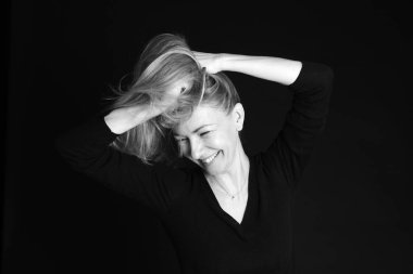 Güzel bir kadının yakın portresi.