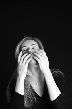 Güzel bir kadının yakın portresi.