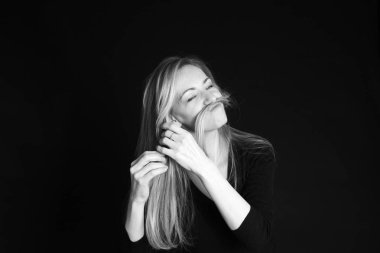 Güzel bir kadının yakın portresi.