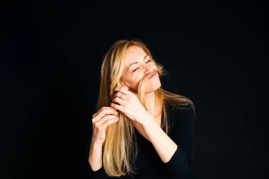 Güzel bir kadının yakın portresi.