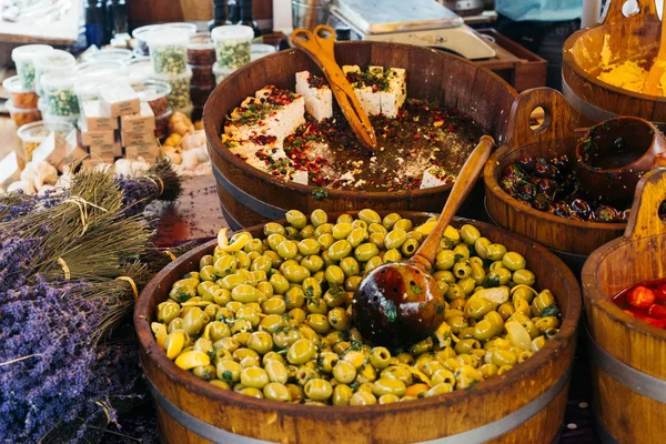 Olika grekiska livsmedel och varor på Potabello Market, London — Stockfoto