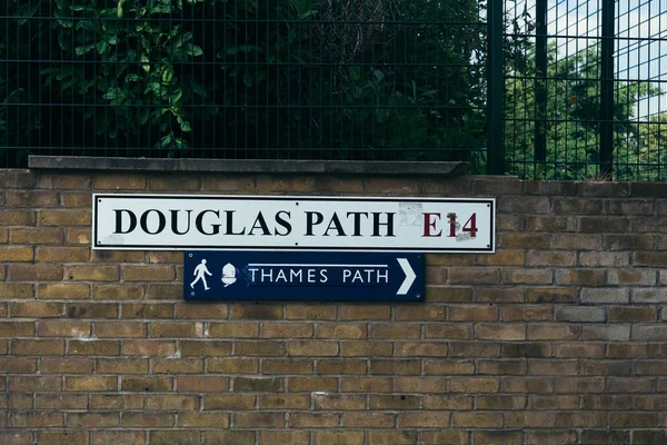 Douglas Path en Thames Path straatnaamborden, Londen — Stockfoto