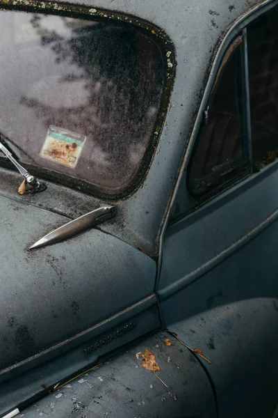 Windshield and a screen wiper of dirty old retro car — Stock Photo, Image