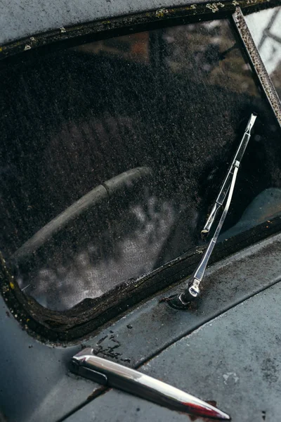 Pára-brisas e um limpador de tela do velho carro retro — Fotografia de Stock
