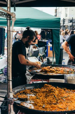 Notting Hill Portobello Market'te Adam pişirme paella