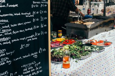 Portobello Market sokak gıda tezgahı, Londra