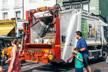 Londra'da Kensington Park Road üzerinde arka yükleyici