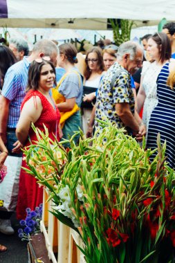 Columbia Road Çiçek Pazarı'nda yürüyen insanlar 