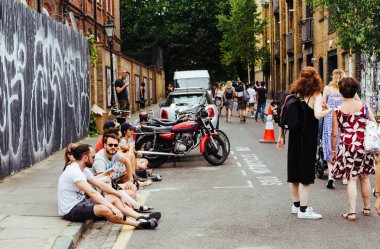 Kaldırımda oturan insanlar