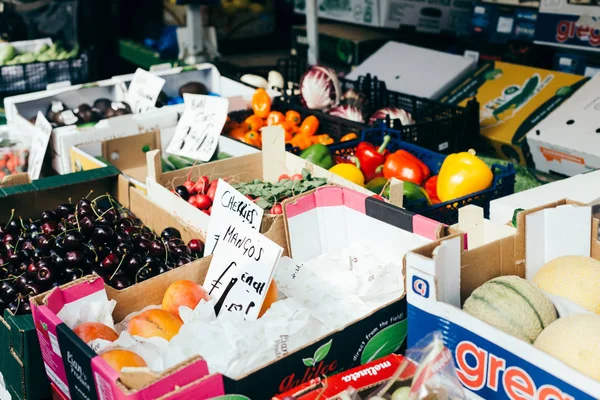 길거리 시장에서 판매되는 신선한 과일과 채소 — 스톡 사진