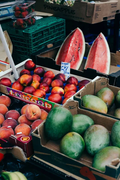 Čerstvé ovoce v prodeji na pouličním trhu — Stock fotografie