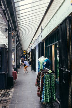 Akıllı telefonunda fotoğraf çeken adam