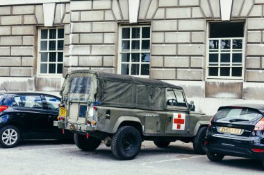 Londra, İngiltere - 23 Temmuz 2018: Eski Land Rover Londra'da bir caddede park etti. Hafif 1/2 ton Land Rover tarafından sağlanan bir İngiliz askeri araç oldu