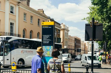 Şehir haritasını kontrol eden turistler