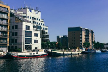 Millwall Rıhtımında demirlemiş yüzen tekneler, Londra