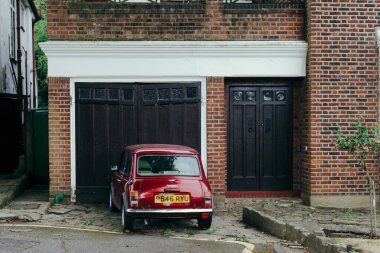Kırmızı oldstyle Mini garaj önünde park