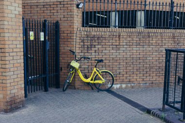 Sarı Ofo bisikletleri Londra 'da bir sokakta