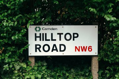 Hilltop Road sokak tabelası, Londra