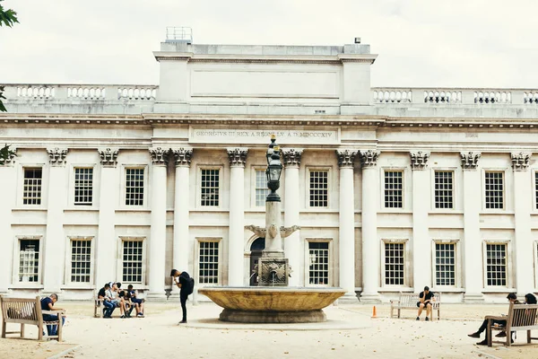 Tourists resting on the benches near Old Royal Naval College — Stock Photo, Image