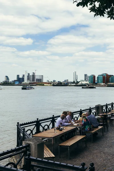 Turistas almoçam no Thames Bank — Fotografia de Stock