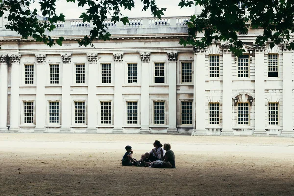 Solan çimenlerin üzerinde oturan turistler — Stok fotoğraf