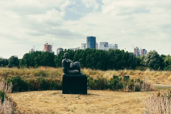 Woman and Fish - Millwall Park, Isla de los Perros, Londres, Reino Unido — Foto de Stock