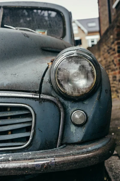 Vista frontal cercana de un viejo coche retro — Foto de Stock