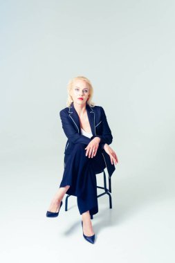 Siyah bir elbiseyle sarışın bir kadının portresi