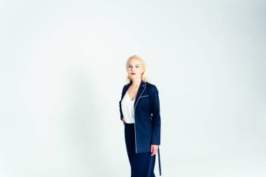 Siyah bir elbiseyle sarışın bir kadının portresi