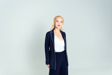 Siyah bir elbiseyle sarışın bir kadının portresi