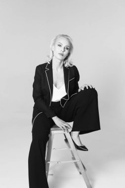 Çekici sarışın iş kadını siyah beyaz stüdyo portre.