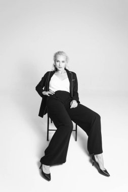 Siyah bir elbiseyle sarışın bir kadının portresi