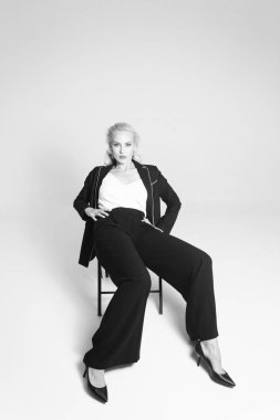 Siyah bir elbiseyle sarışın bir kadının portresi