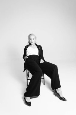 Siyah bir elbiseyle sarışın bir kadının portresi